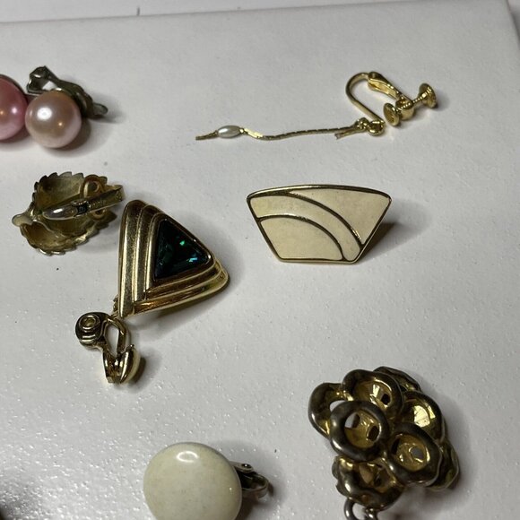 Lot of 17 Mismatched Signed Vintage Clip On Screw Back Earrings Trifari Napier + - Picture 4 of 12